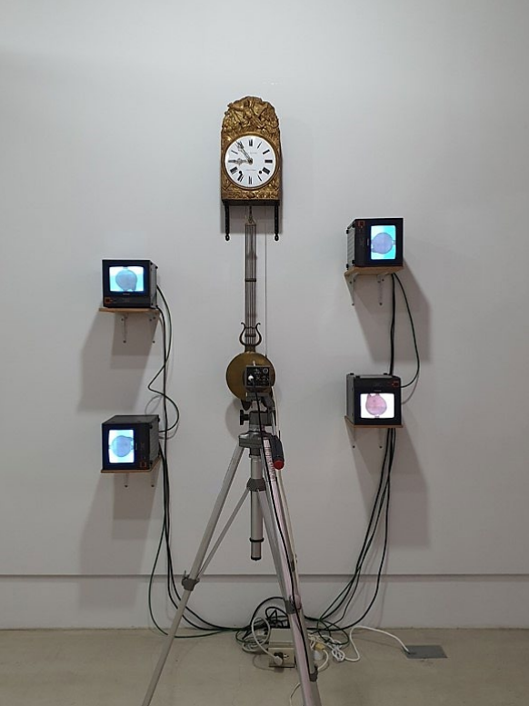 ▲ 백남준 4 moniter sets(Panasonic), clock, video camera on tripod 170x140x200cm 1989 Courtesy of the artist and Duson Gallery 이미지 제공 : 두손갤러리 ⓒ 두손갤러리