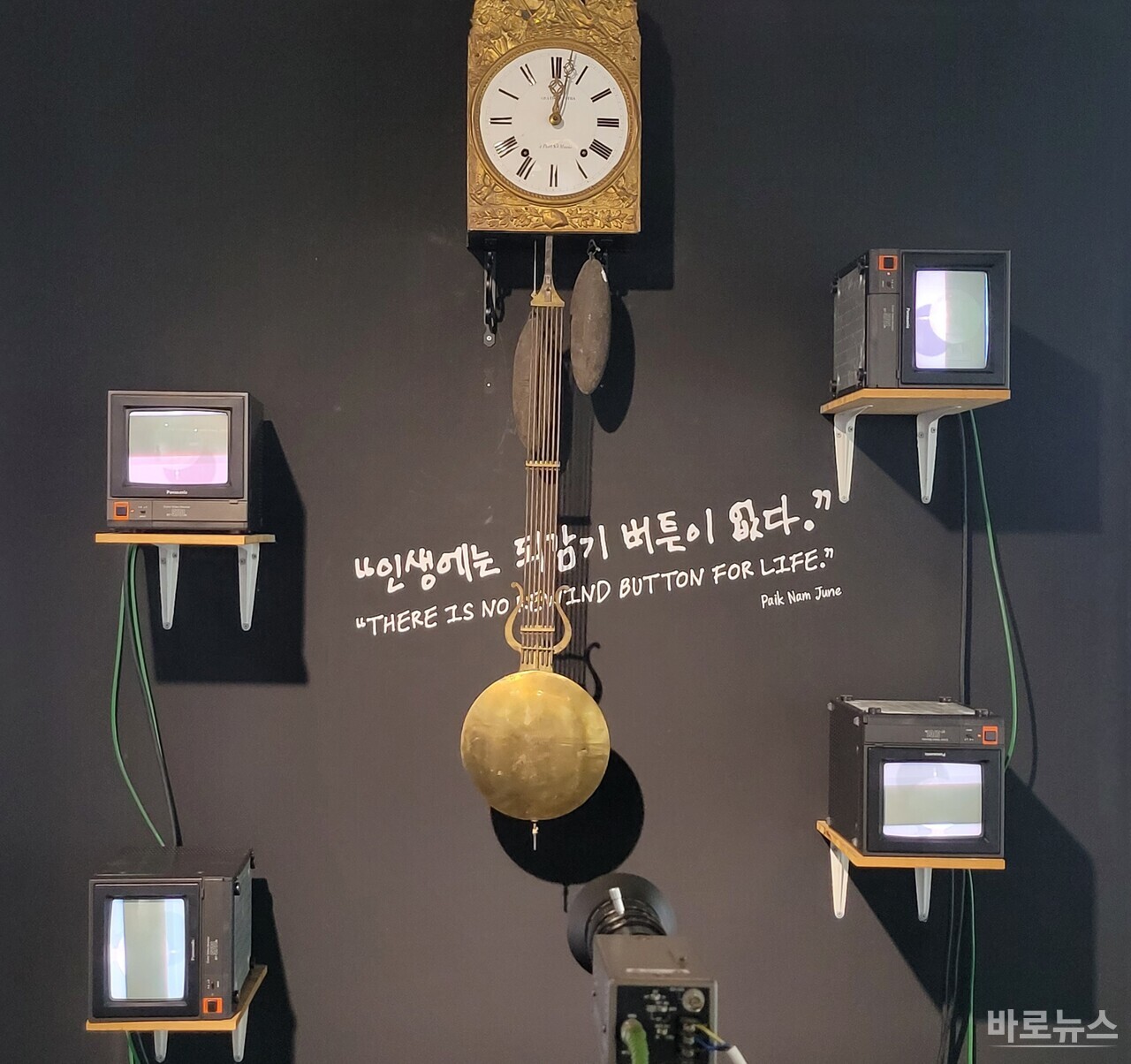 ▲ 백남준 4 moniter sets(Panasonic), clock, video camera on tripod 170x140x200cm 1989 Courtesy of the artist and Duson Gallery 부분 사진 