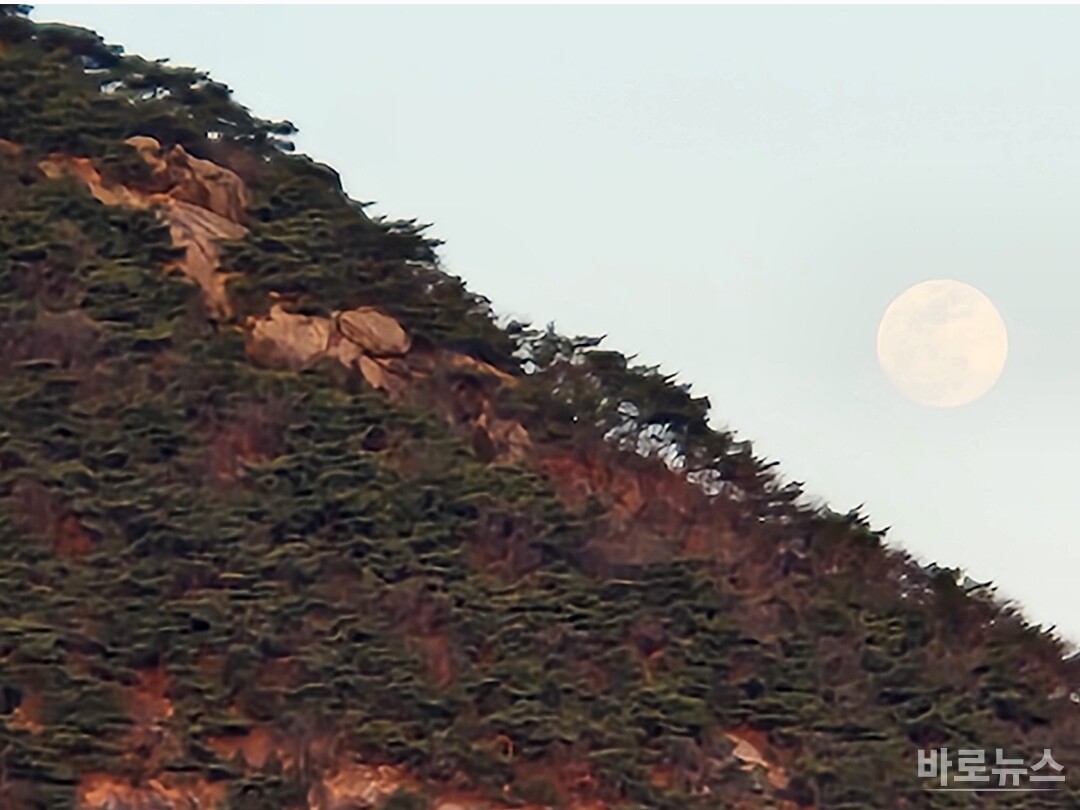 ▲ 북악산 능선으로 떠오른 음력 2월 보름달, 2024.3, 사진 이태호